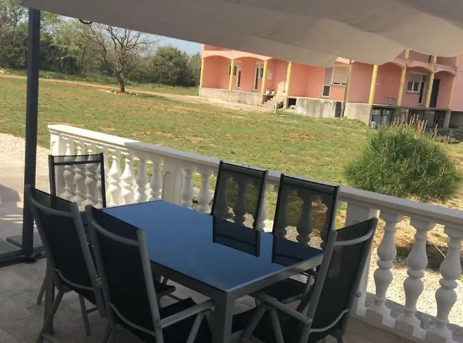 Zerava Nin Semesterbostad *