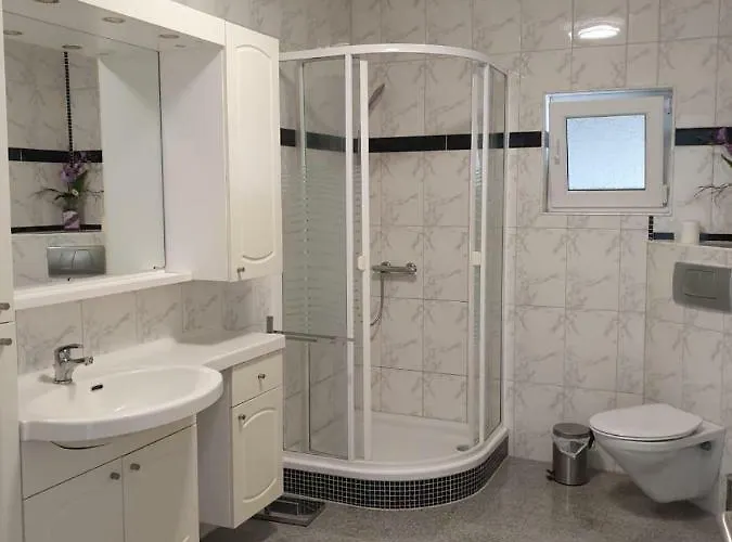 Semesterbostad Zerava Nin